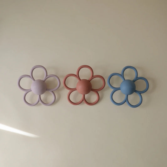 Daisy Rattle Teether (Soft Lilac)