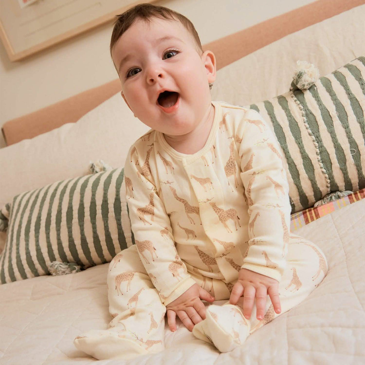 CREAM JOLIE GIRAFFE ORGANIC COTTON MAGNETIC FOOTIE
