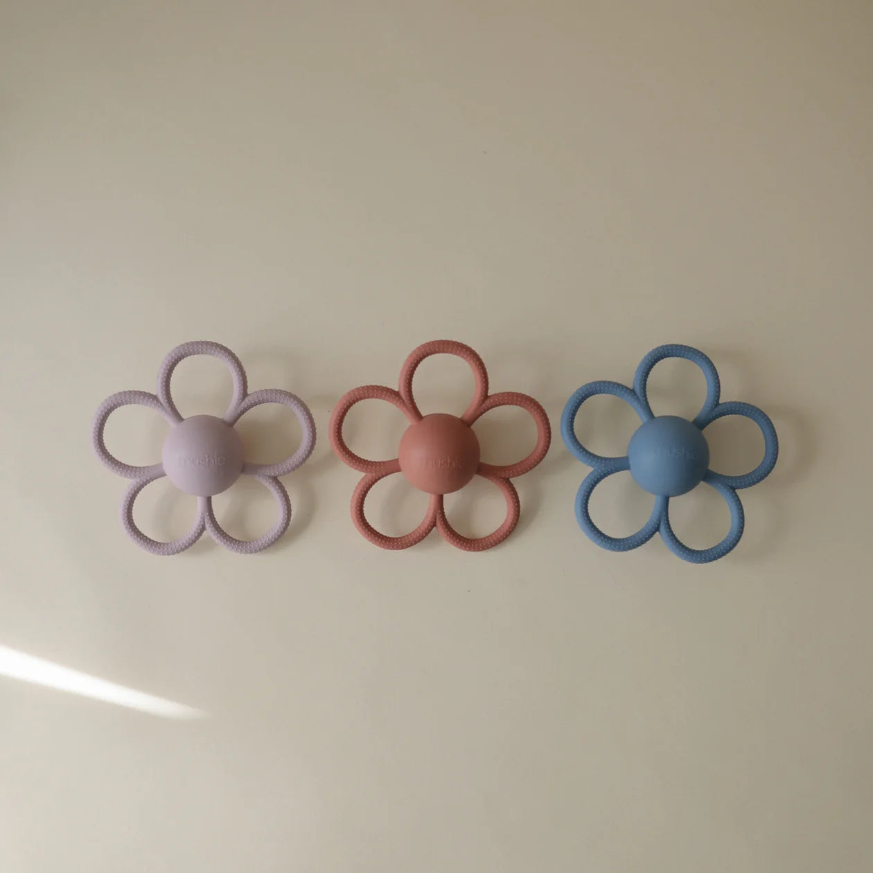Daisy Rattle Teether (Dusty Rose)
