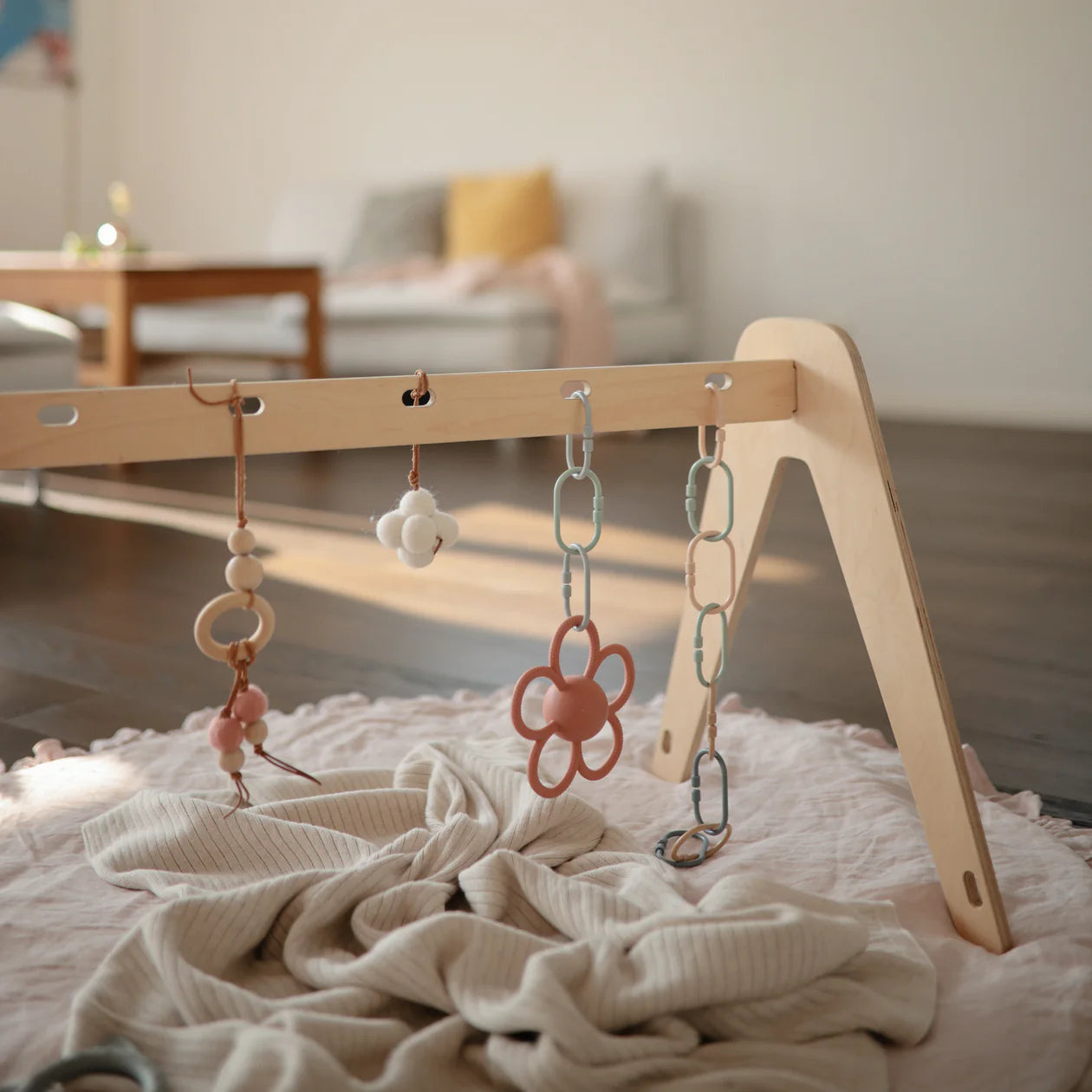 Daisy Rattle Teether (Dusty Rose)