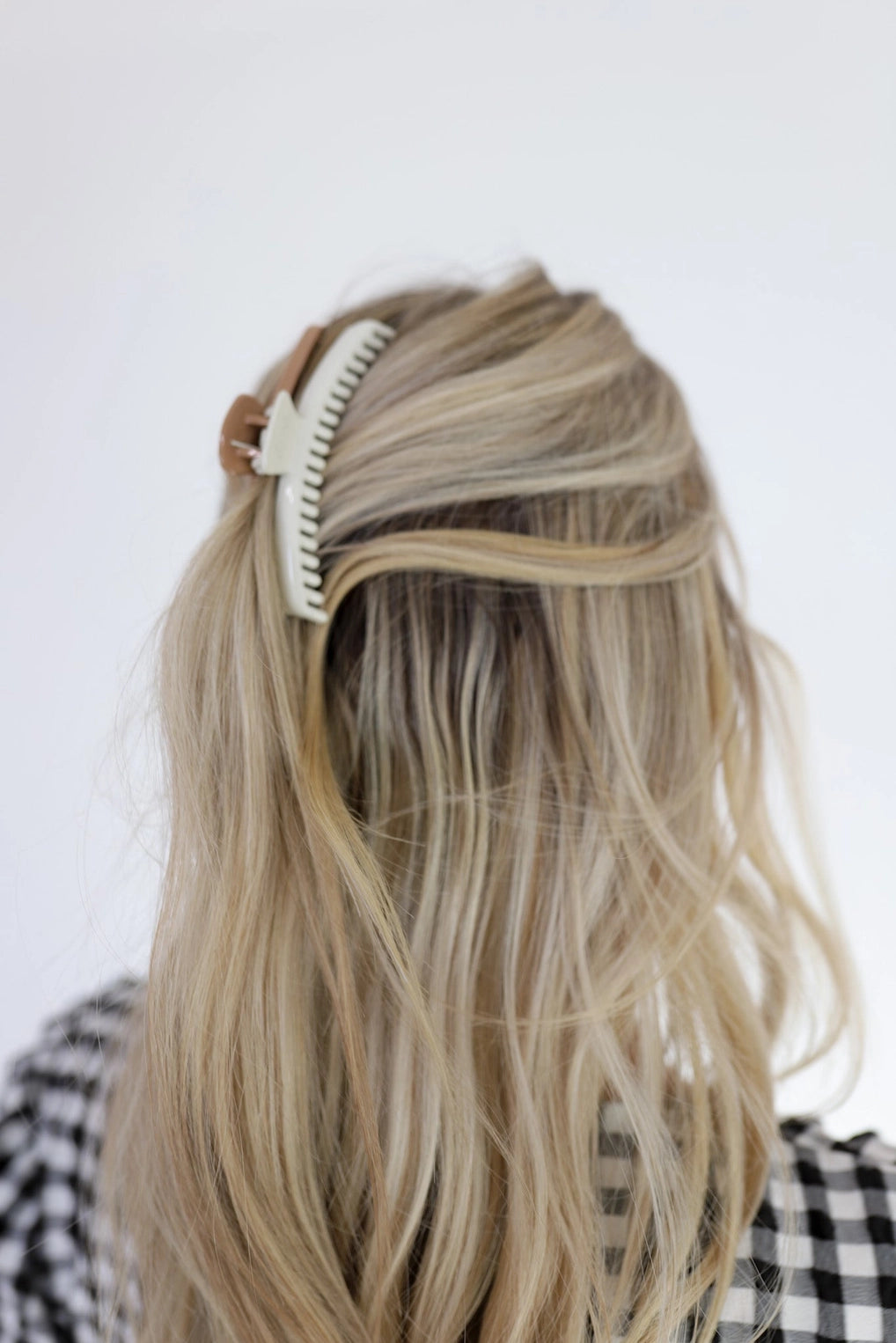 Two-Toned Shiny Midi Hold Everything Claw ( Light Brown + White)