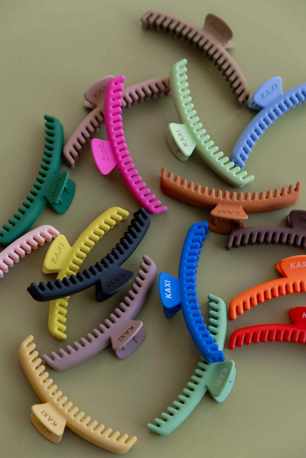 Matte Midi Hold Everything Claw (Forest Green)