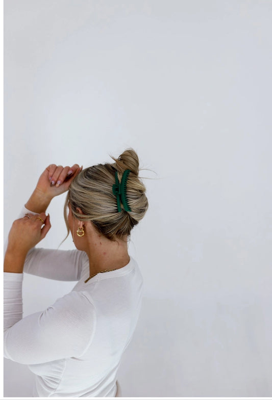 Matte Midi Hold Everything Claw (Forest Green)