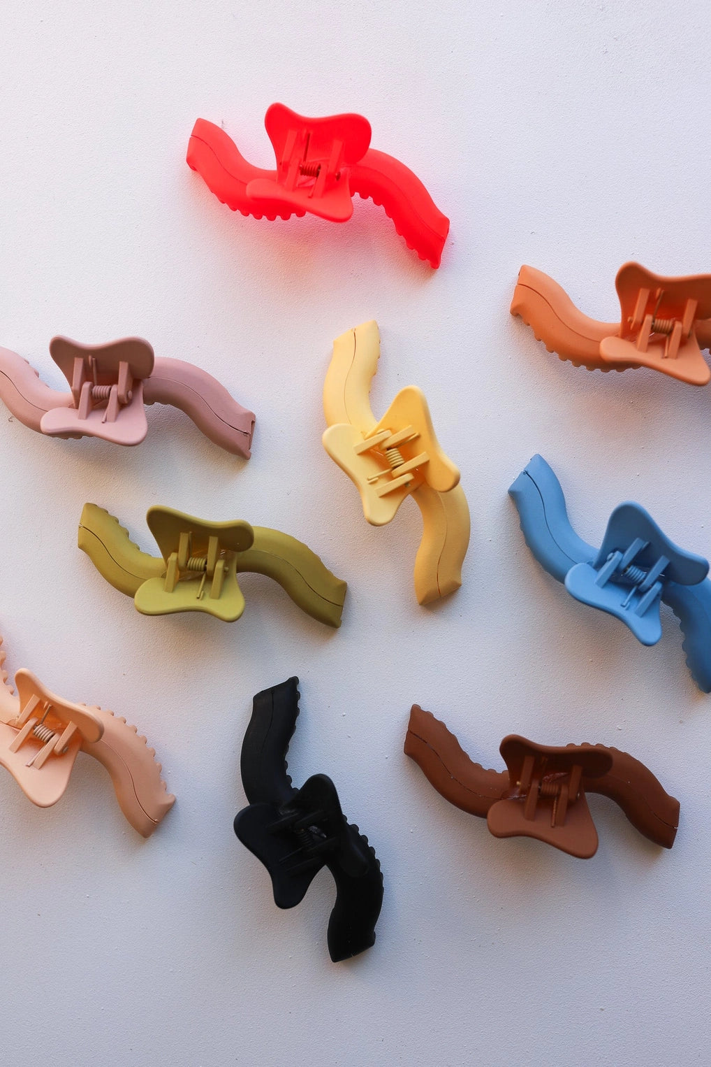 KAXI Wavy Midi Hold Everything Claw (Multiple Colors)