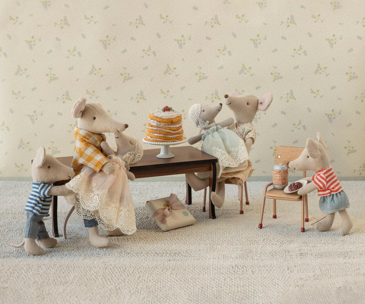 Long dining table, Mouse