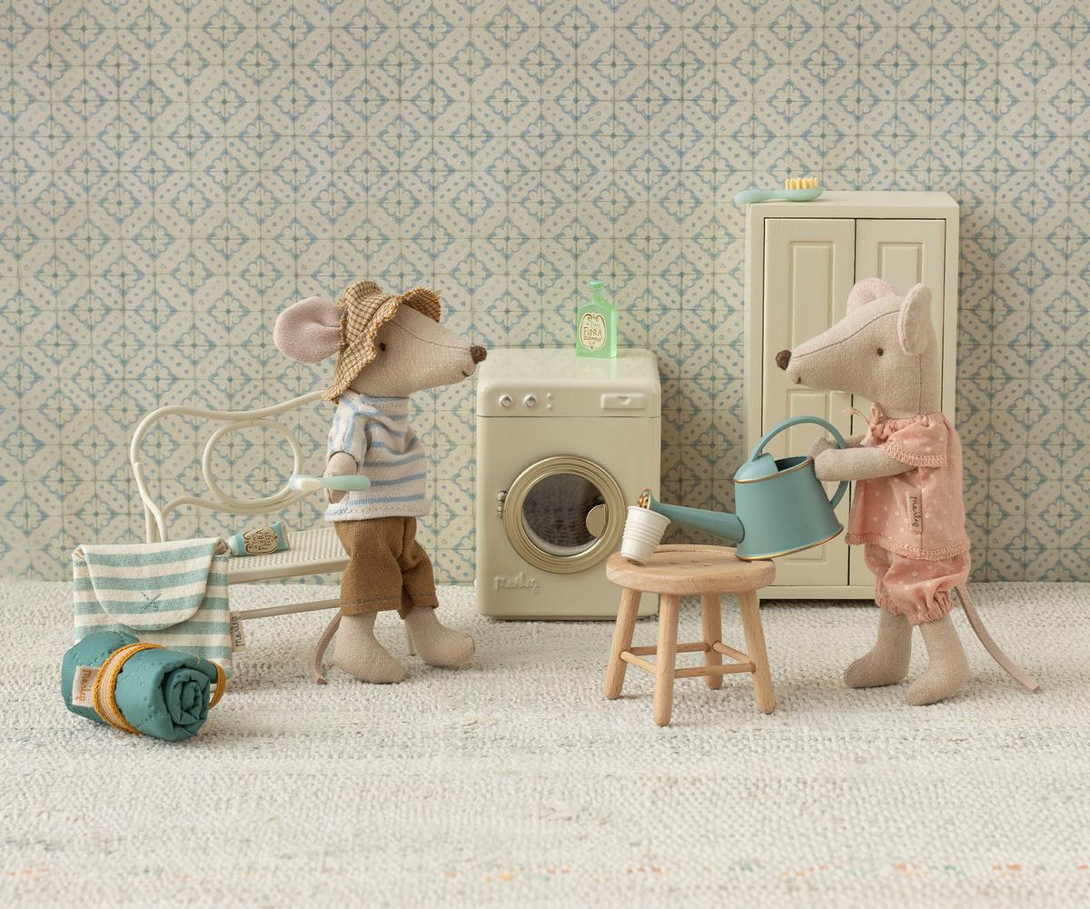 Big sister mouse in matchbox