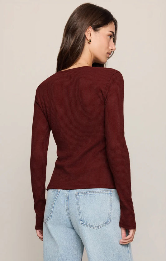 ALBANY WAFFLE SNAP FRONT TOP - VELVET ROUGE