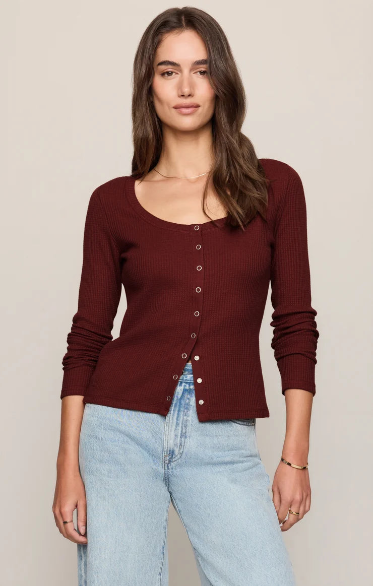 ALBANY WAFFLE SNAP FRONT TOP - VELVET ROUGE