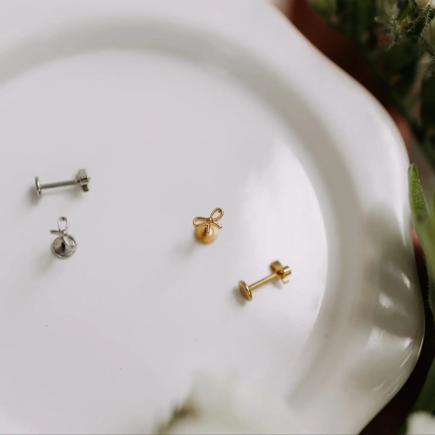 Bow Flat Back Studs (Gold)