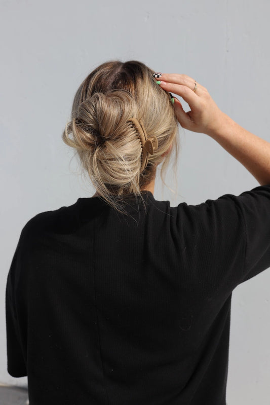 Matte Midi Hold Everything Claw (Light Brown)