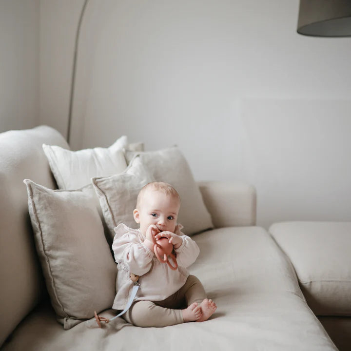 Daisy Rattle Teether (Dusty Rose)